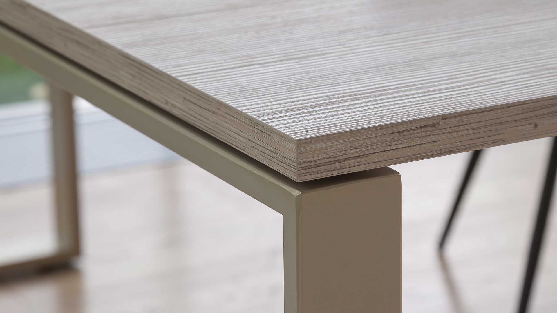 Biophilic-Design-in-ufficio-scrivania-frame-legno-Level-Office-Landscape