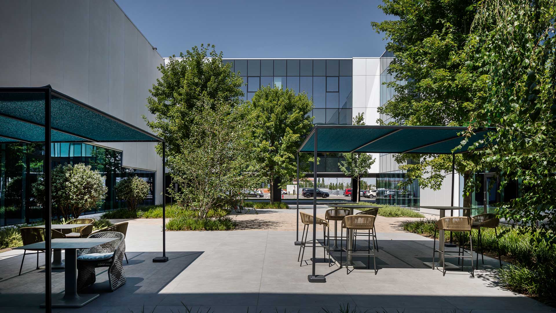 spazi-esterni-nuovo-headquarter-tecnoferrari-level-office-landscape