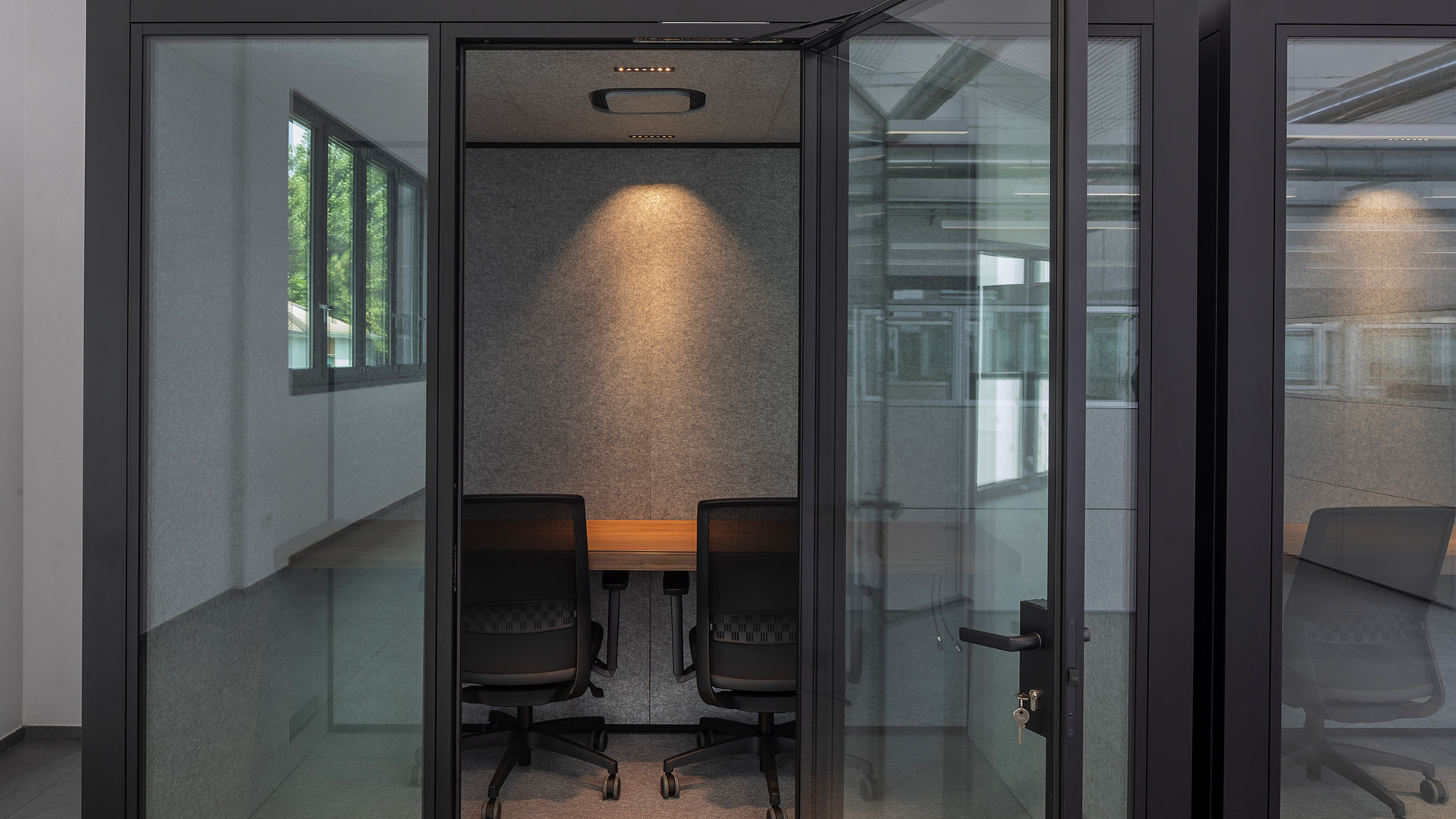 phone-boot-dotazioni-Level-Office-Landscape