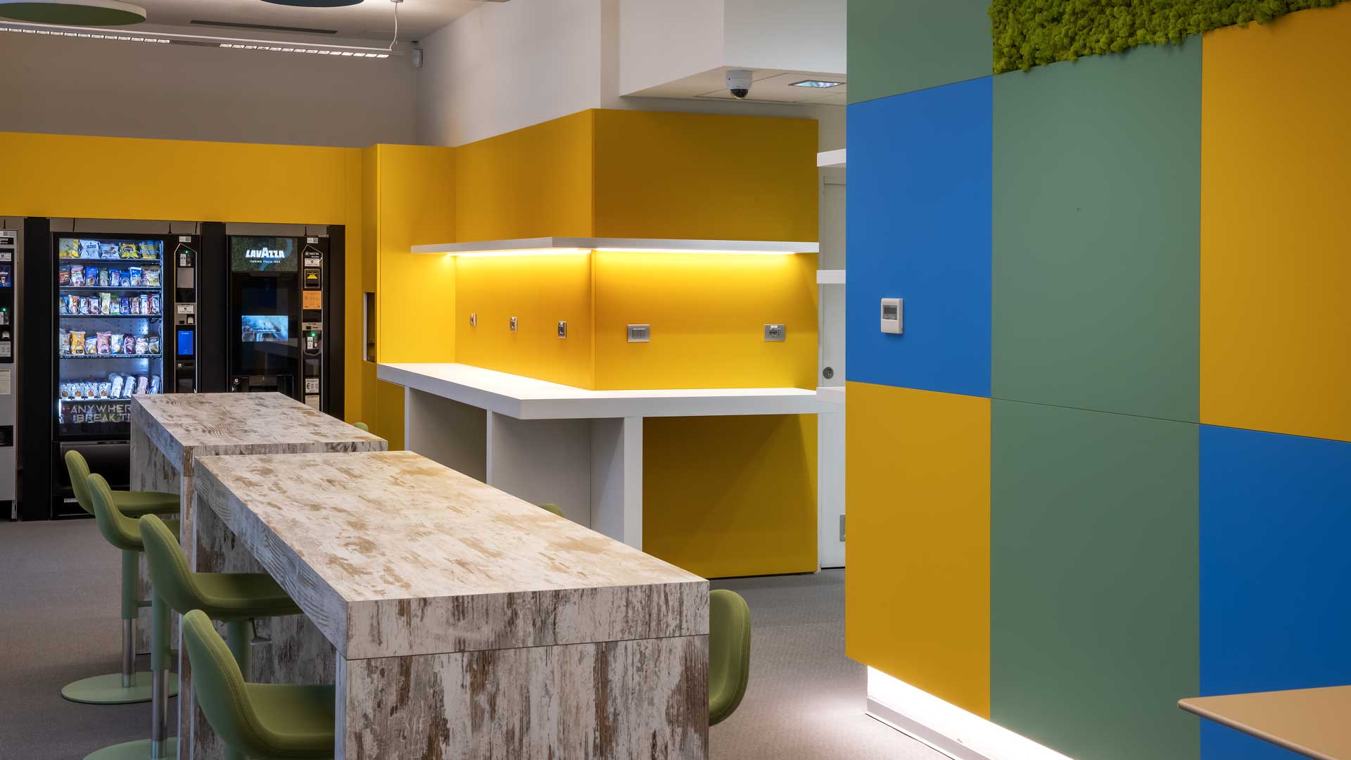 colore-in-ufficio-toni-vivaci-brillanti-color-blocking-level-office-landscape