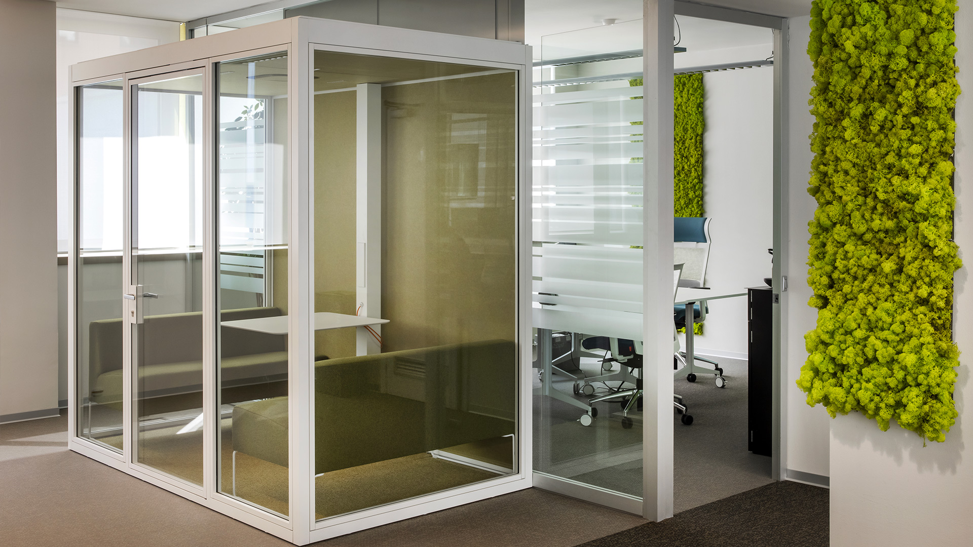 Phone-booth-e-acoustic-room-Level-Office-Landscape