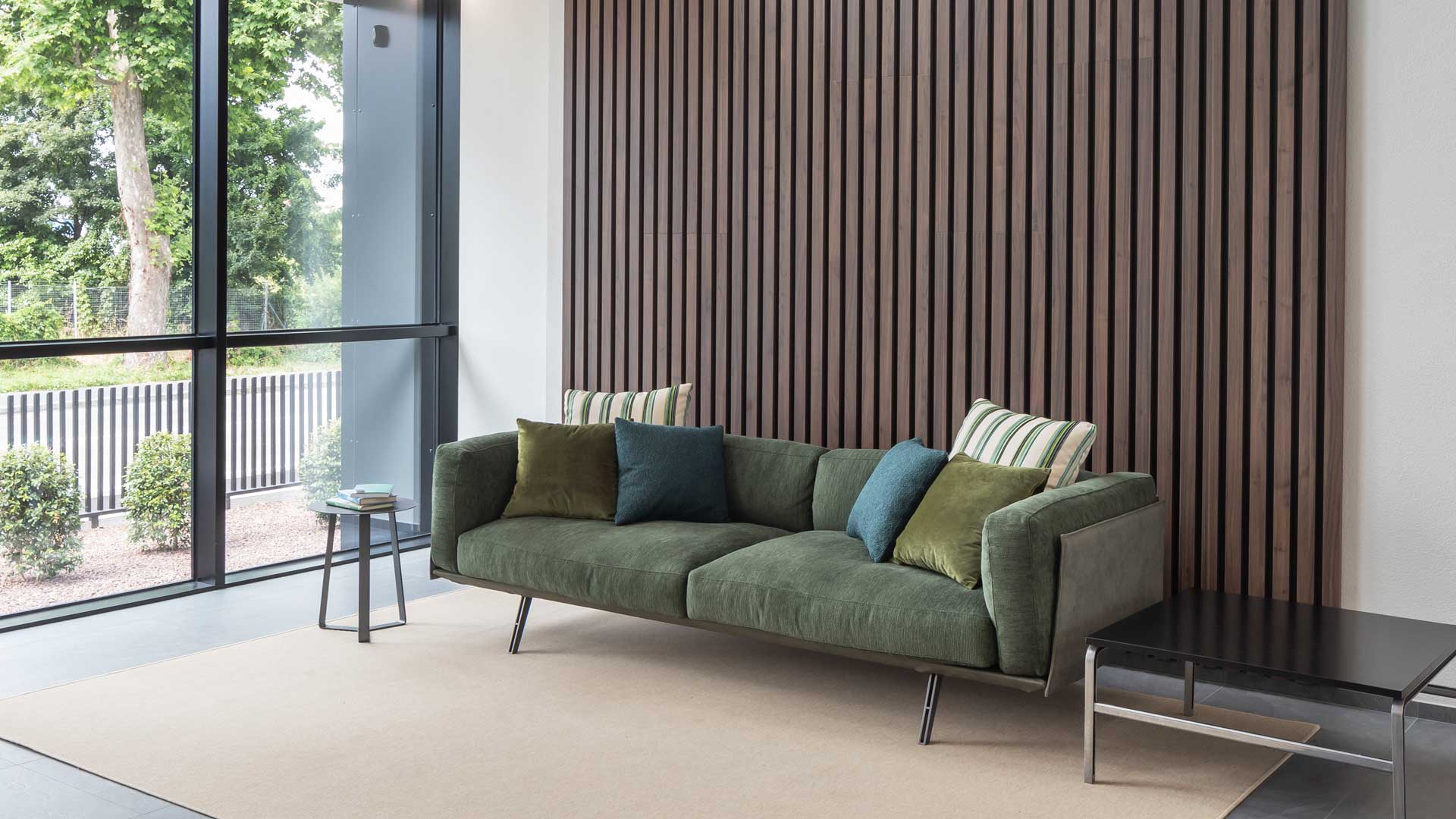 tendenze-arredo-ufficio-2026-divano-sofa-domestico-level-office-landscape