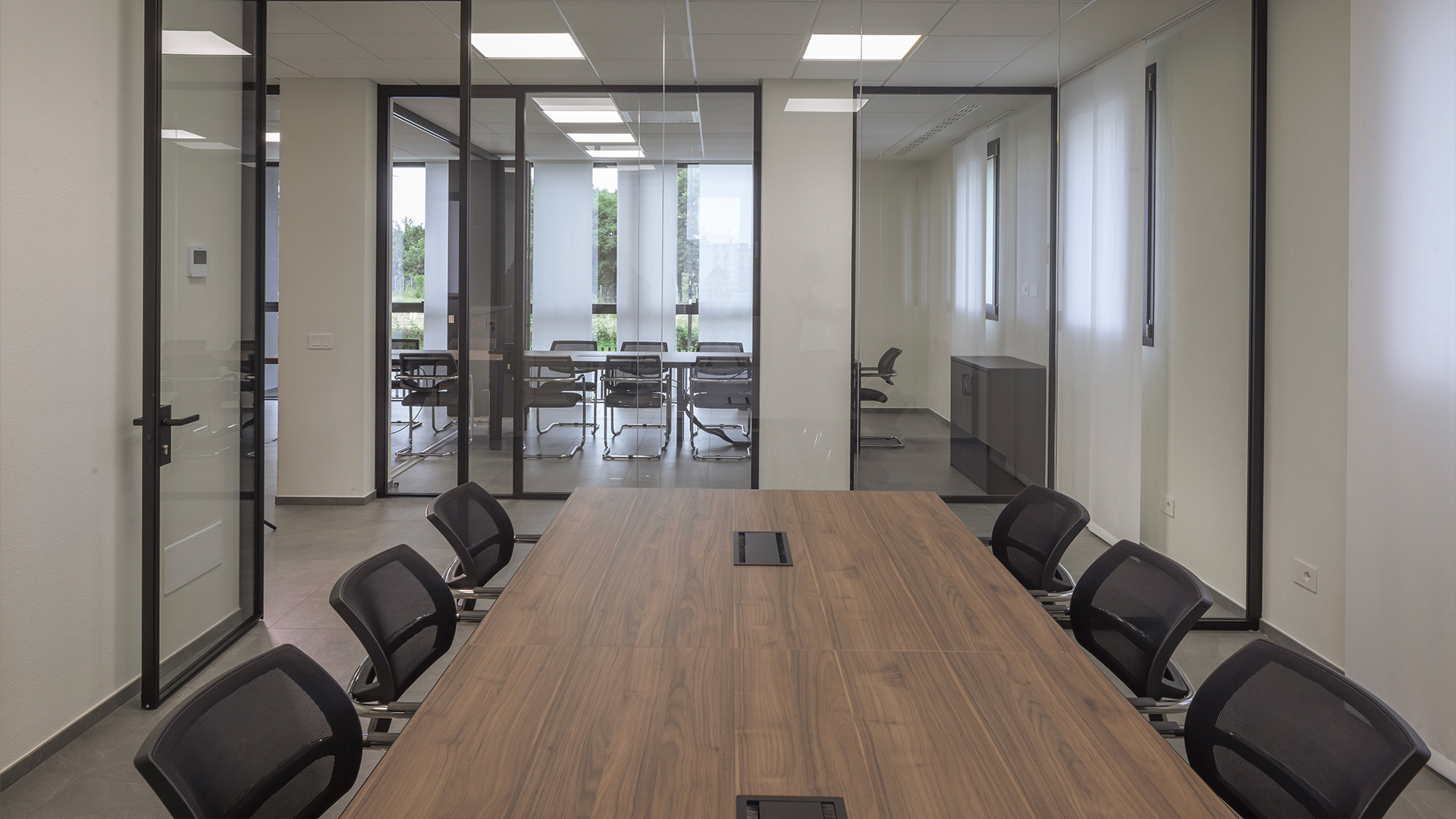 Pareti-divisorie-vetrate-per-sali-riunioni-Level-Office-Landscape