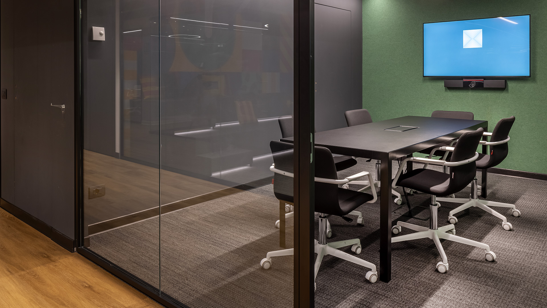 Sale-riunioni-ibride-tavolo-e-units-Level-Office-Landscape